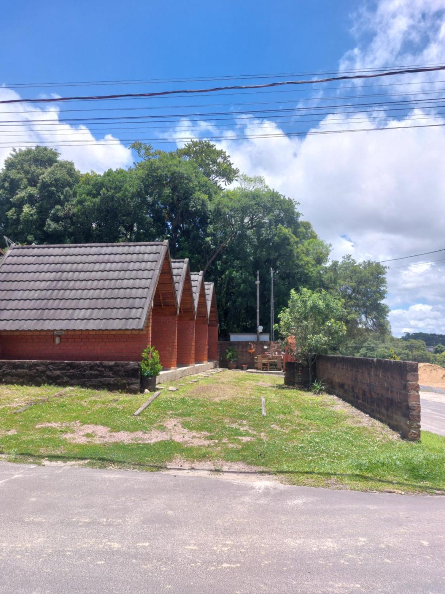 Pequena Pousada Pernottare Estacionamento Frente E Lado Publico Privado Gramado Exterior photo