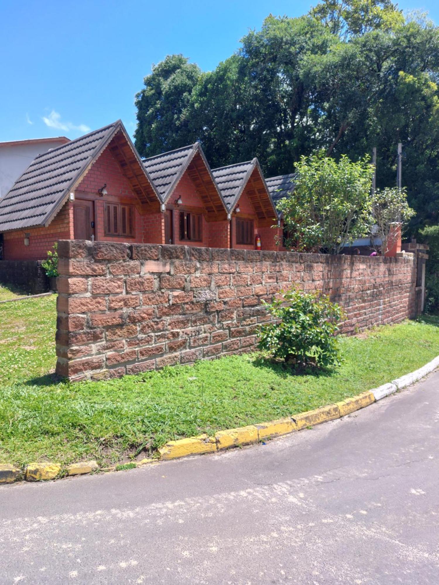 Pequena Pousada Pernottare Estacionamento Frente E Lado Publico Privado Gramado Exterior photo