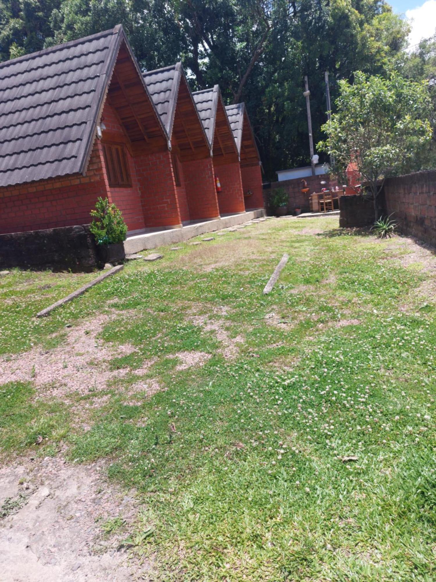 Pequena Pousada Pernottare Estacionamento Frente E Lado Publico Privado Gramado Exterior photo