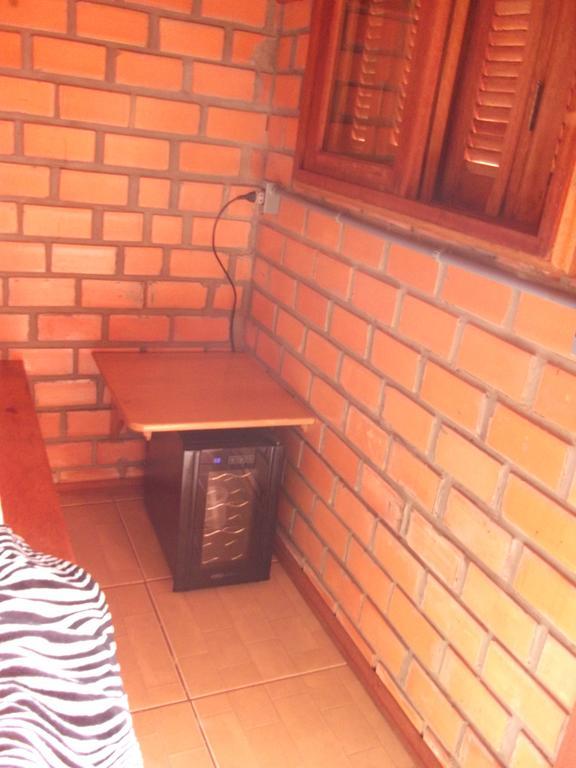 Pequena Pousada Pernottare Estacionamento Frente E Lado Publico Privado Gramado Room photo